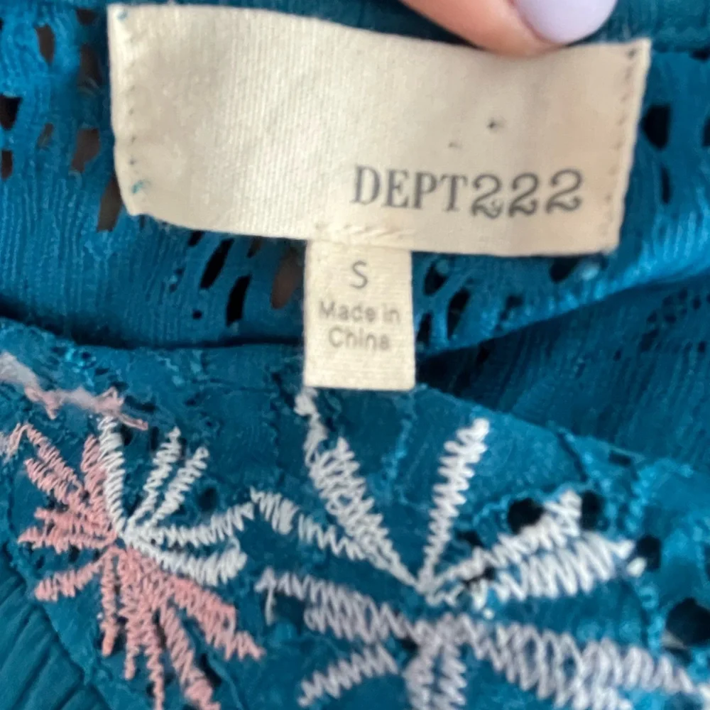 NWT Dept 222 PARADISE dream cold shoulder top